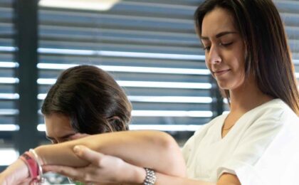 Comment un ostéopathe peut soulager le canal carpien en entreprise a annecy