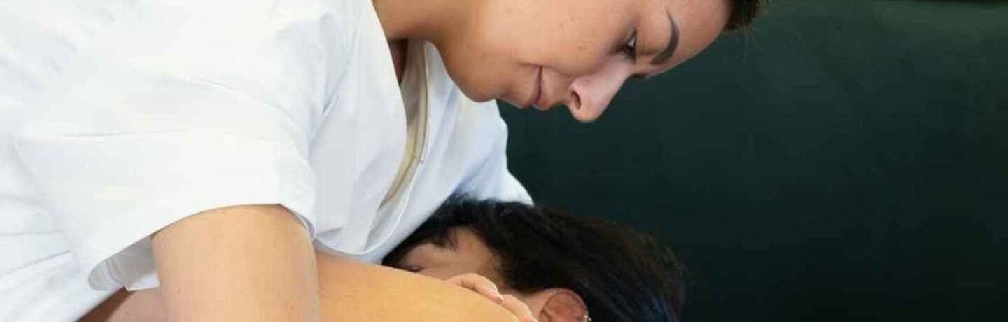 Comment l&rsquo;ostéopathie soulage le torticolis en entreprise 